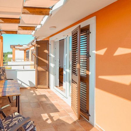 Apartment Dertil Premantura Esterno foto